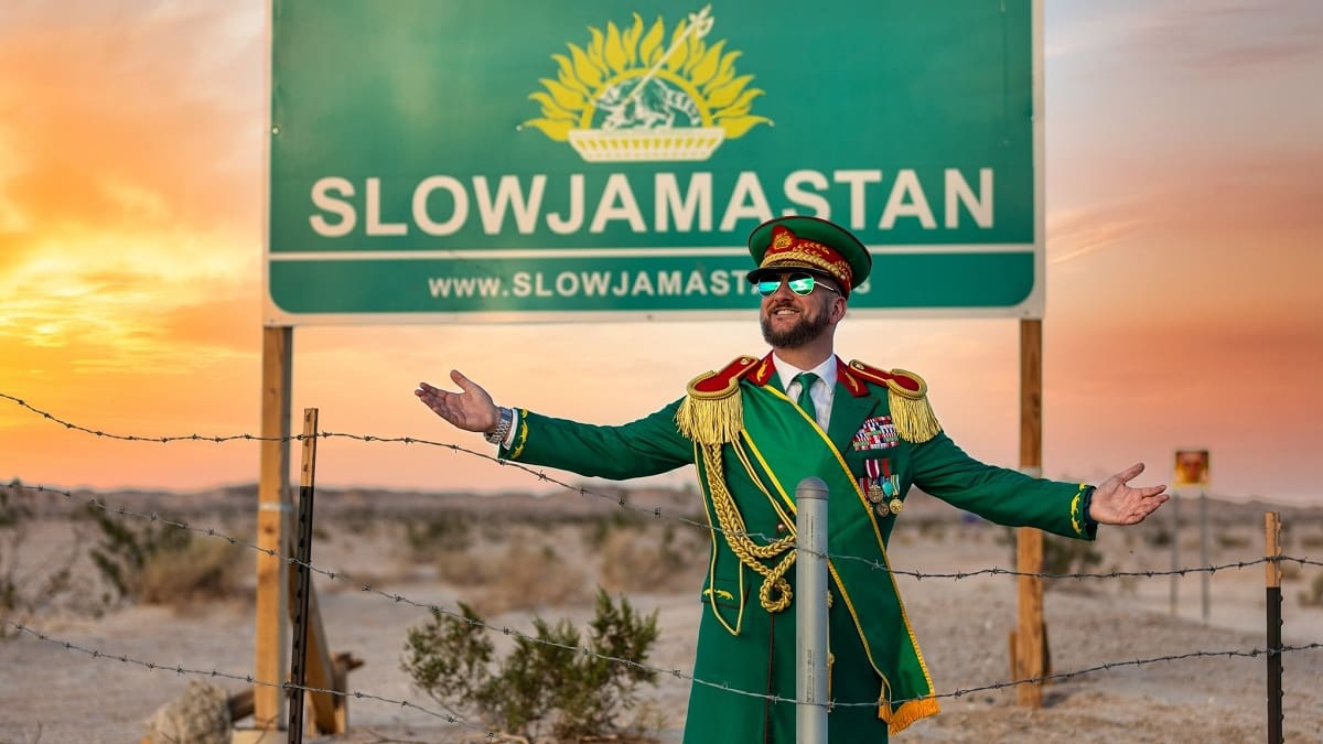 El país donde están prohibidas las crocs y gobierna un “sultán”: así es Slowjamastan, la nación más rara de Estados Unidos