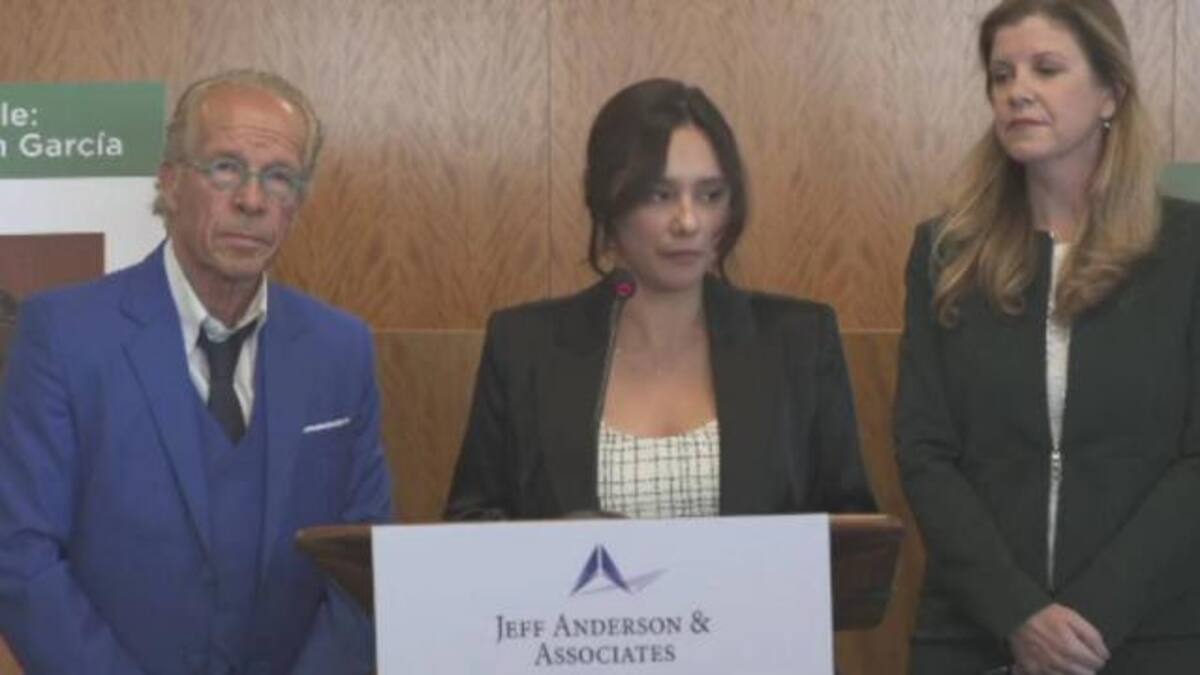 Sochil Martin, en una rueda de prensa en California, tras presentar la denuncia contra la cúpula de La Luz del Mundo