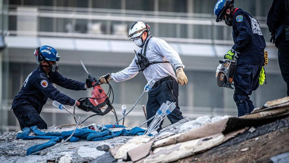 Socorristas trabajan en el derrumbe de Miami, EFE.