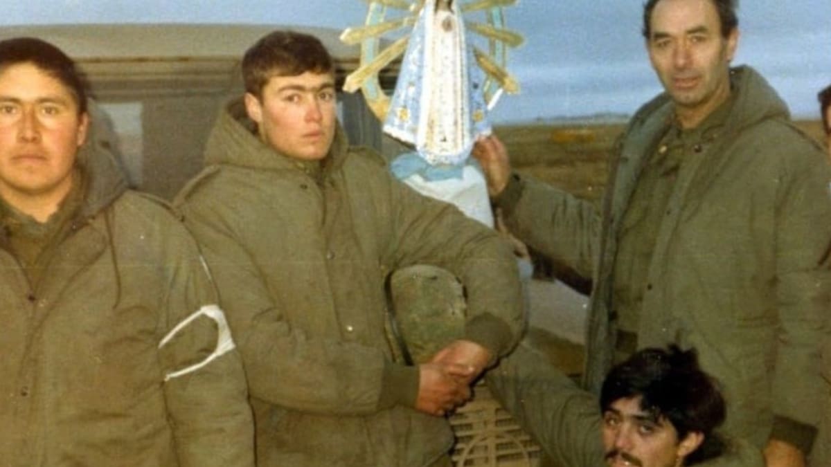 Soldados argentinos junto a una imagen de la Virgen de Luján