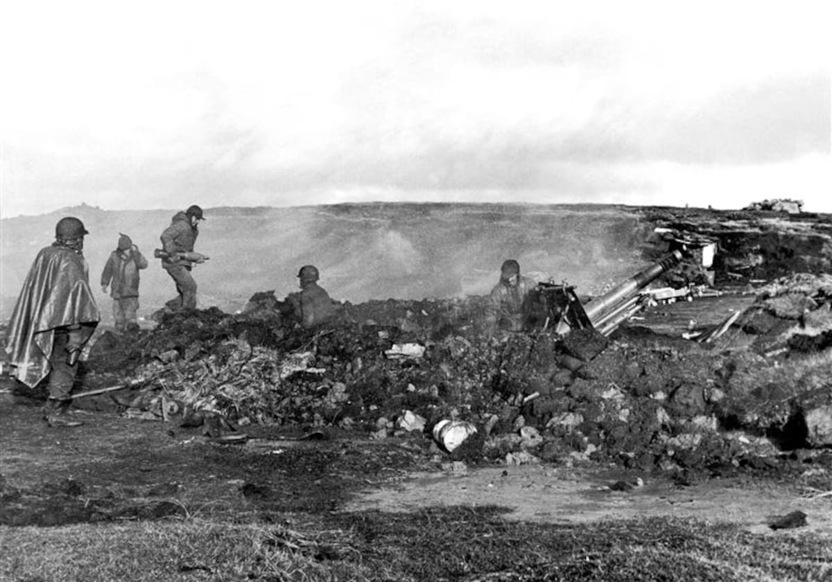 Soldados del ejército argentino toman posición en Port Howard. REUTERS / Eduardo Farre