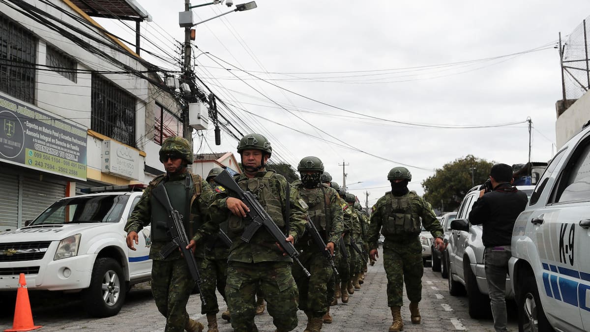 Soldados ecuatorianos se forman frente a la entrada de la cárcel del Inca. Foto: EFE