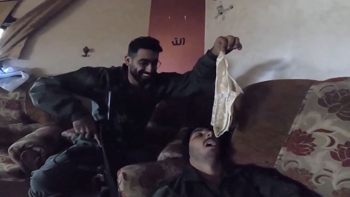 Soldados israelíes bromeando en Gaza con lencería. Foto: REUTERS.