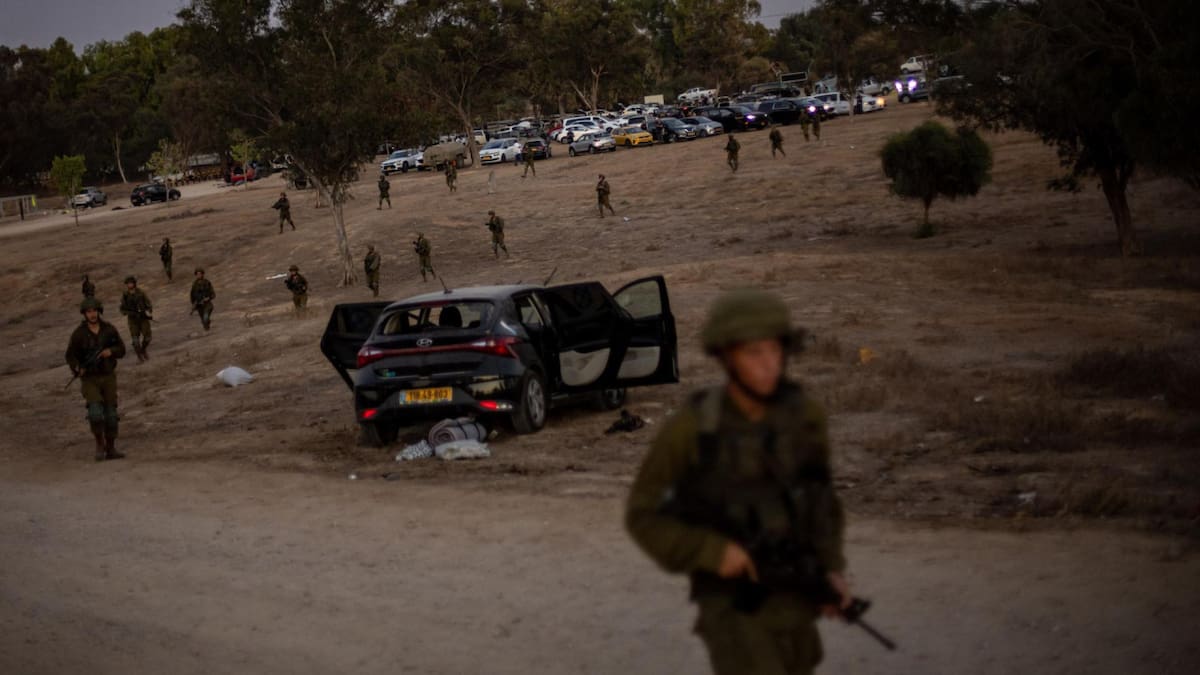 Soldados israelíes patrullan la zona del ataque de Hamas en el festival de música. Foto: EFE