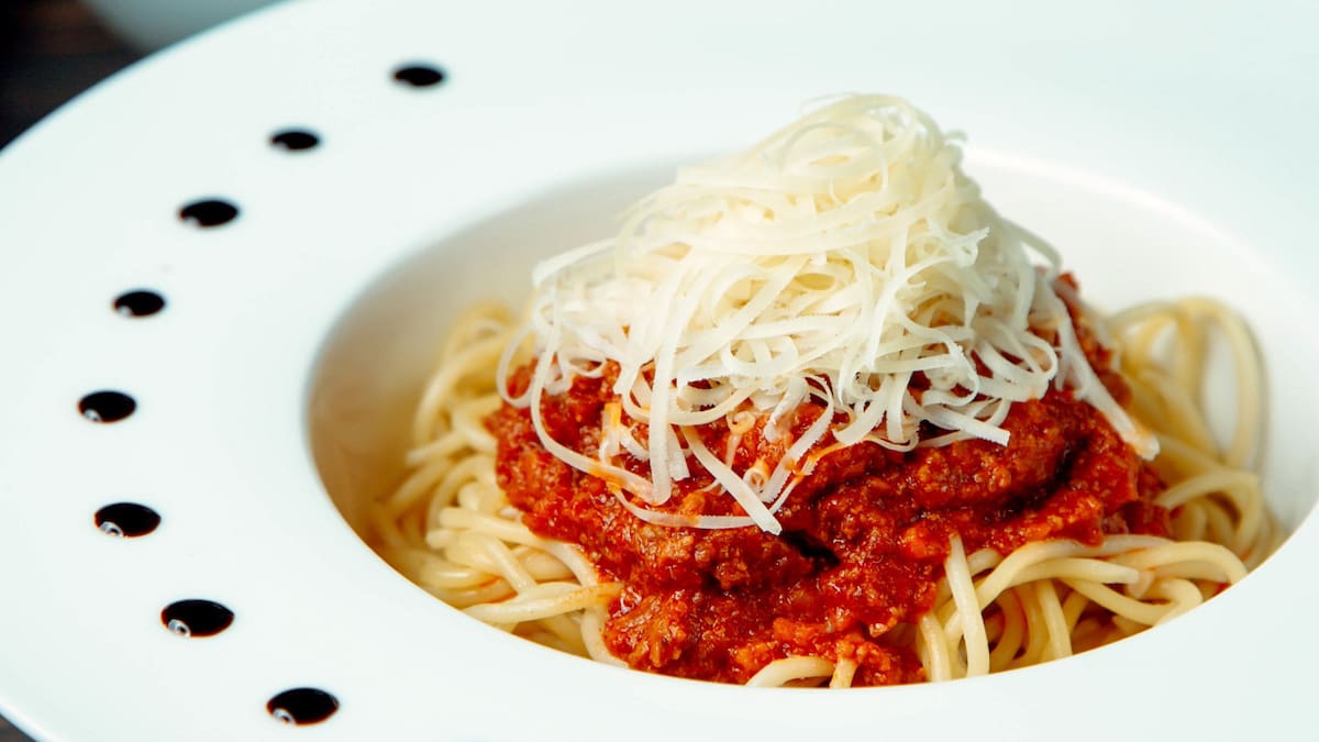 Cómo se prepara la deliciosa salsa amatriciana, ideal para los bucatinis. Foto Freepik