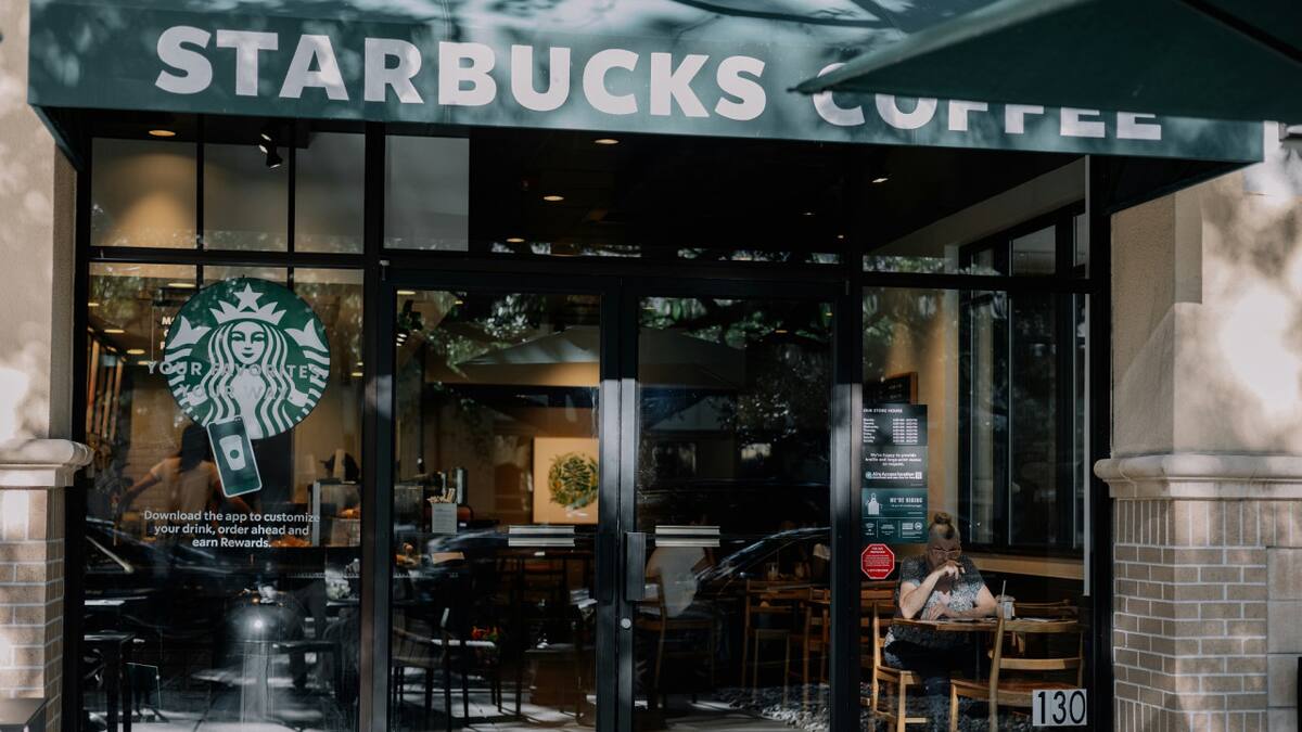 Starbucks eliminó una política clave. Foto Reuters.