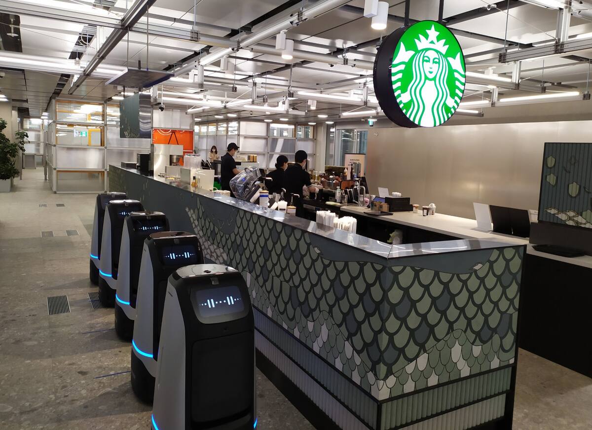 Starbucks en Corea del Sur es atendido por 100 mozos robots. Foto X.