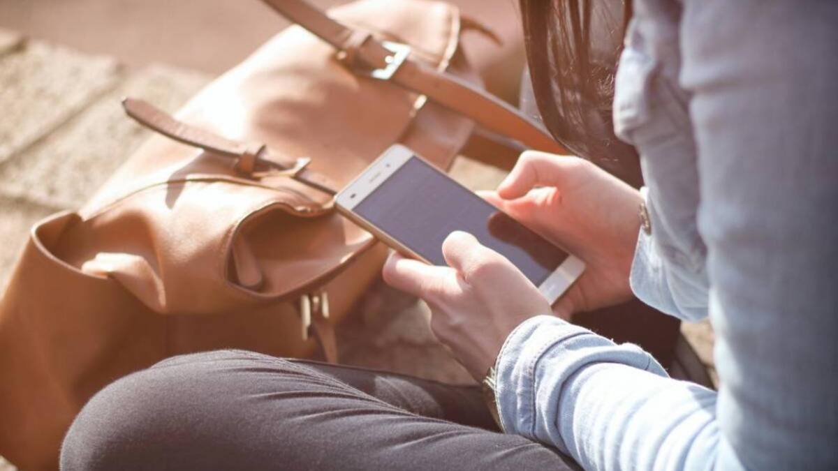 Su marido le era infiel y lo descubre por un detalle en una selfie