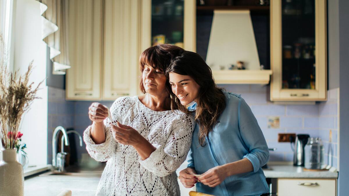 La suegra, que es la madre de cada uno de los cónyuges de la pareja, representa un papel muy importante y notable dentro de un matrimonio y dentro de la familia. Foto: Pexels.