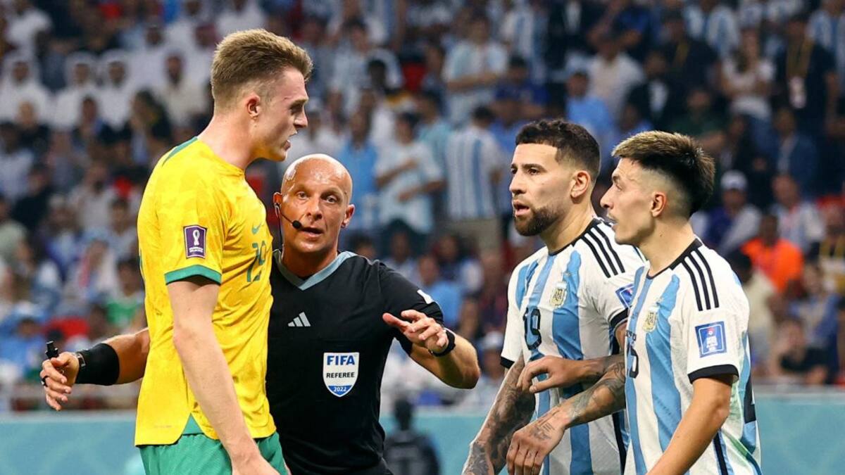 Szymon Marciniak en el partido ante Argentina y Australia. Foto: REUTERS.