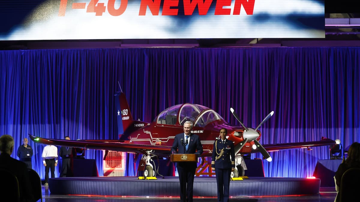Chile presenta el T-40 Newén: así es el primer avión fabricado en el país con tecnología similar al F-16 de Argentina