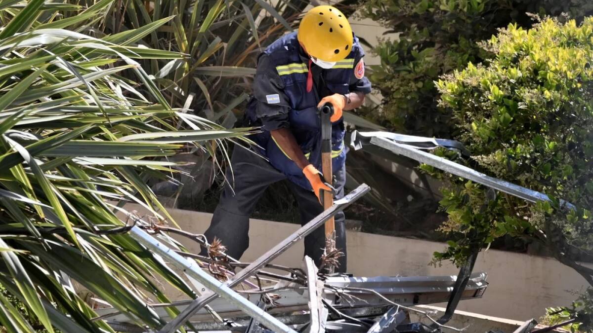 Tareas de los rescatistas en el hotel Dubrovnik de Villa Gesell. Foto: NA.