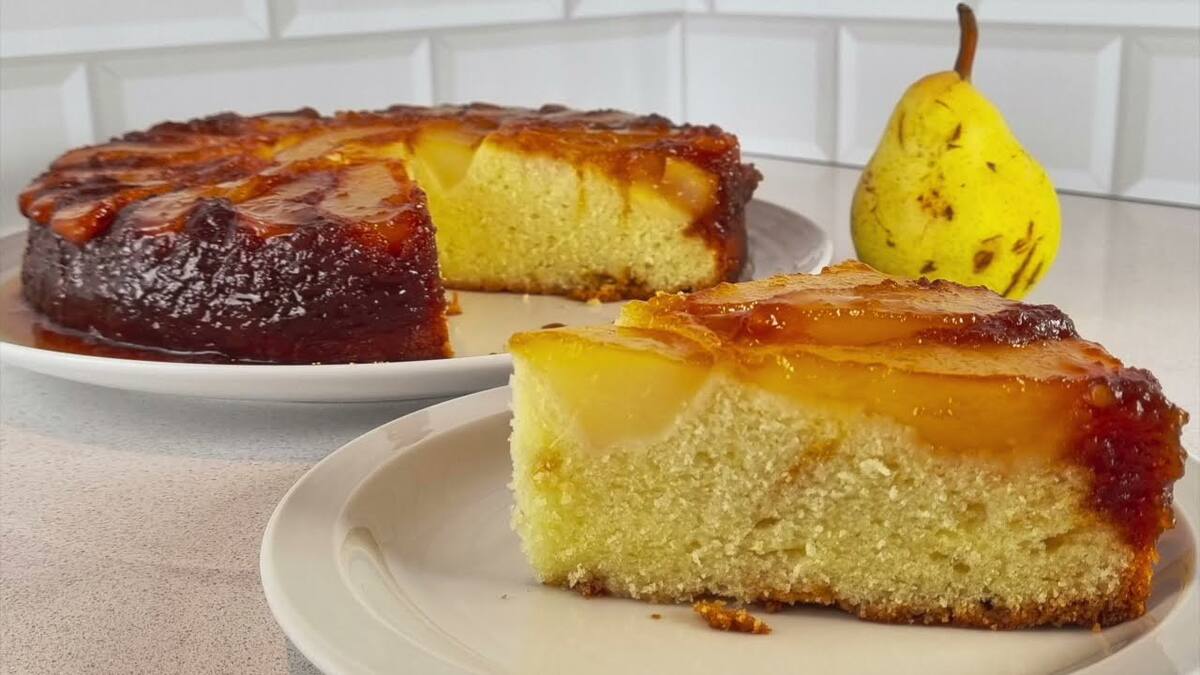 Tarta invertida de pera. Foto: captura YouTube