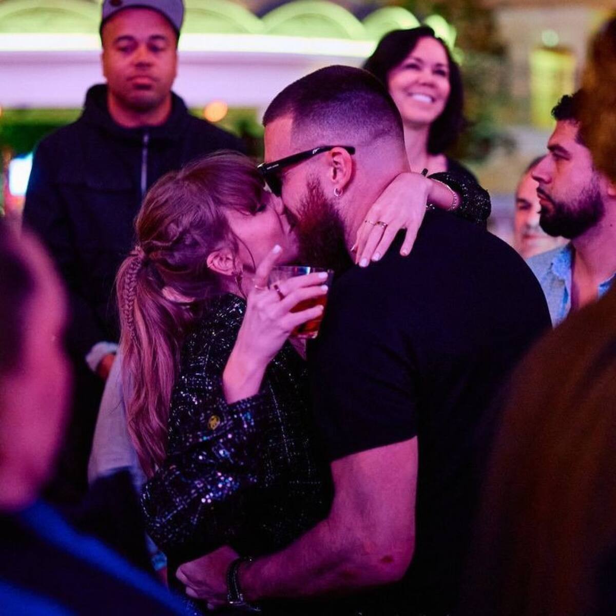 Taylor Swift y Travis Kelce. Foto: X/@tswift_mx