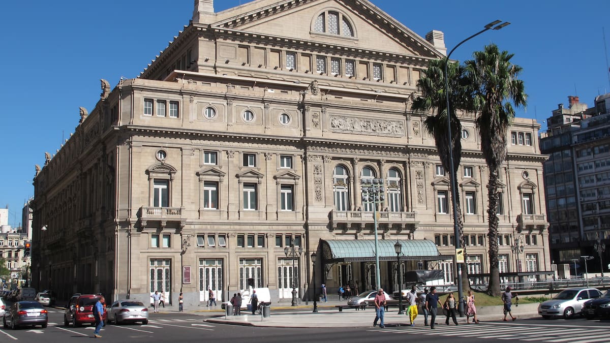 Fuerte operativo de seguridad del Escuadrón Antibombas frente al Teatro Colón por un paquete sospechoso: qué hallaron