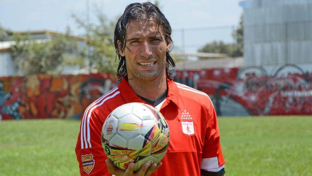 "Tecla" Farías, futbolista, denuncia