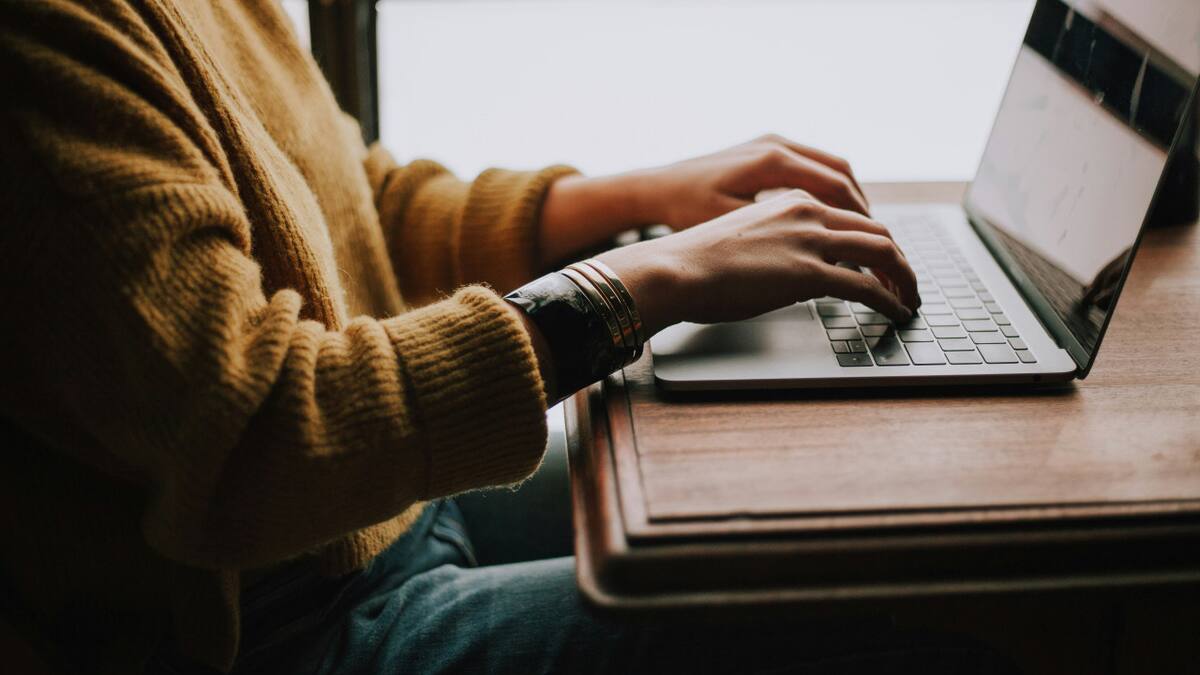 Tecnología, computadora, trabajo. Foto: Unsplash