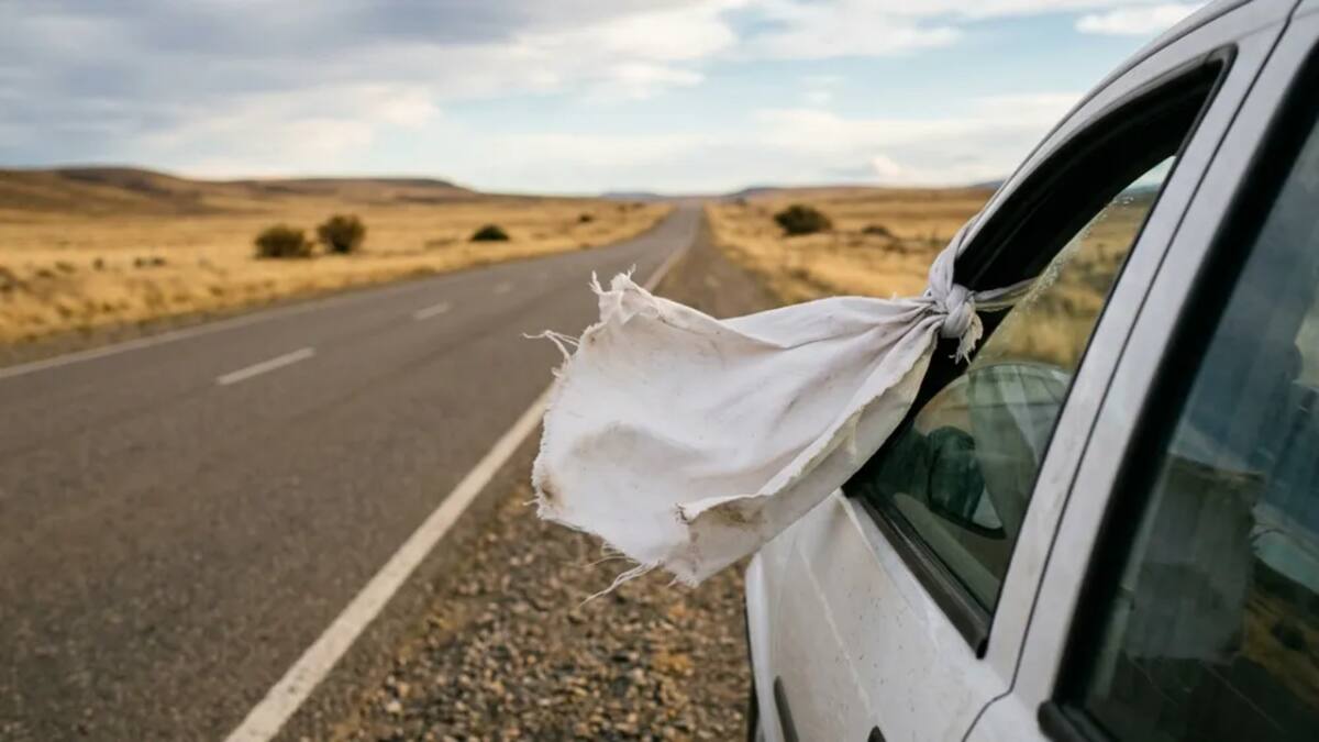 Qué significa ver una tela blanca colgada en la ventana de un auto y qué tenés que hacer si te cruzás una