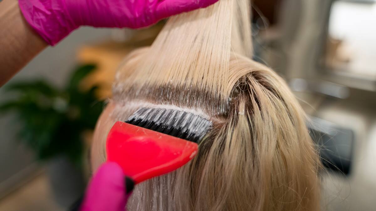 Teñirse el pelo.