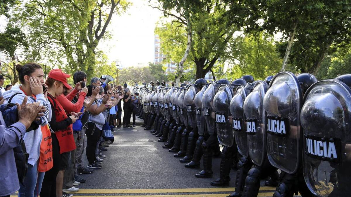 Tensión en Constitución, marcha de manifestantes a la 9 de Julio, NA
