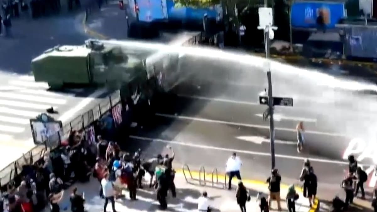 La Policía lanzó agua a los manifestantes en el Congreso.