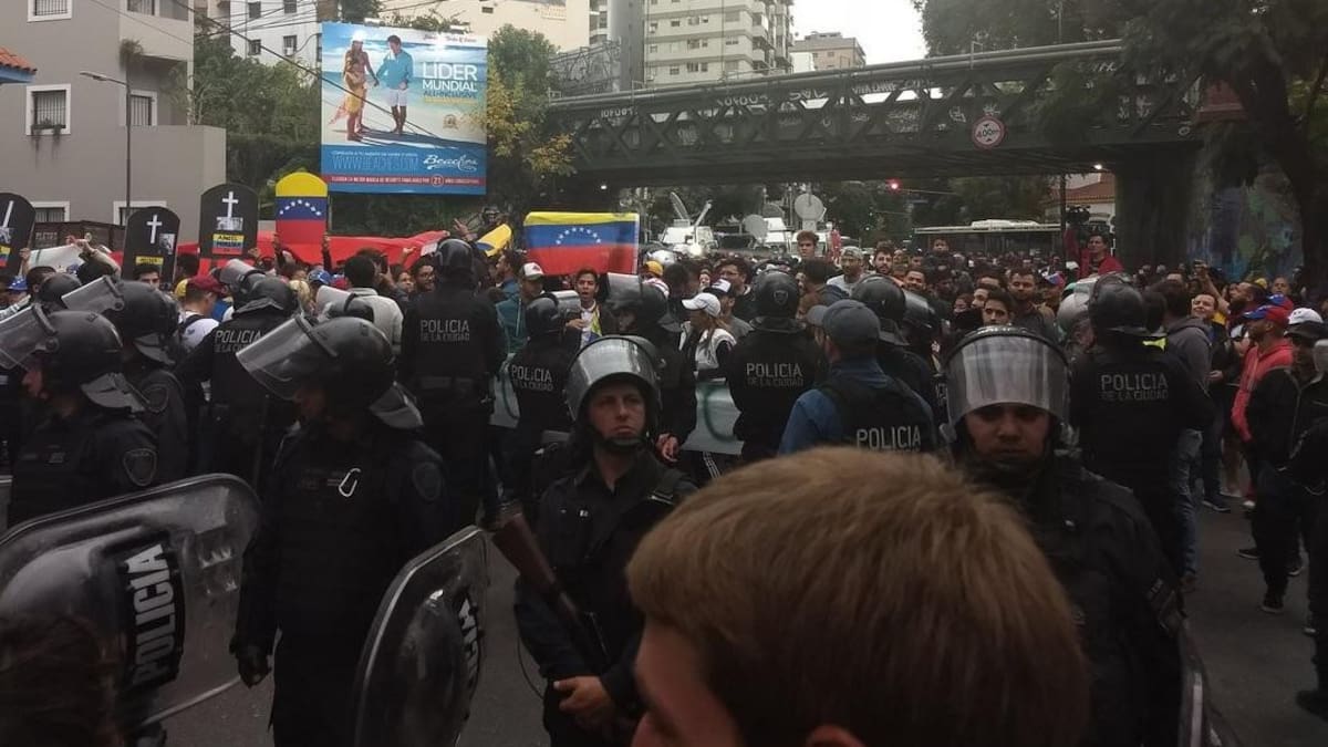 Tensión en la Embajada de Venezuela: piedrazos, gases lacrimógenos y heridos