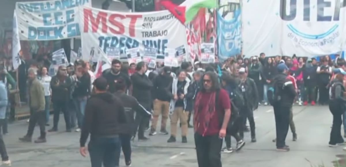 Piqueteros cortan los principales accesos a la Ciudad de Buenos Aires para reclamar planes sociales