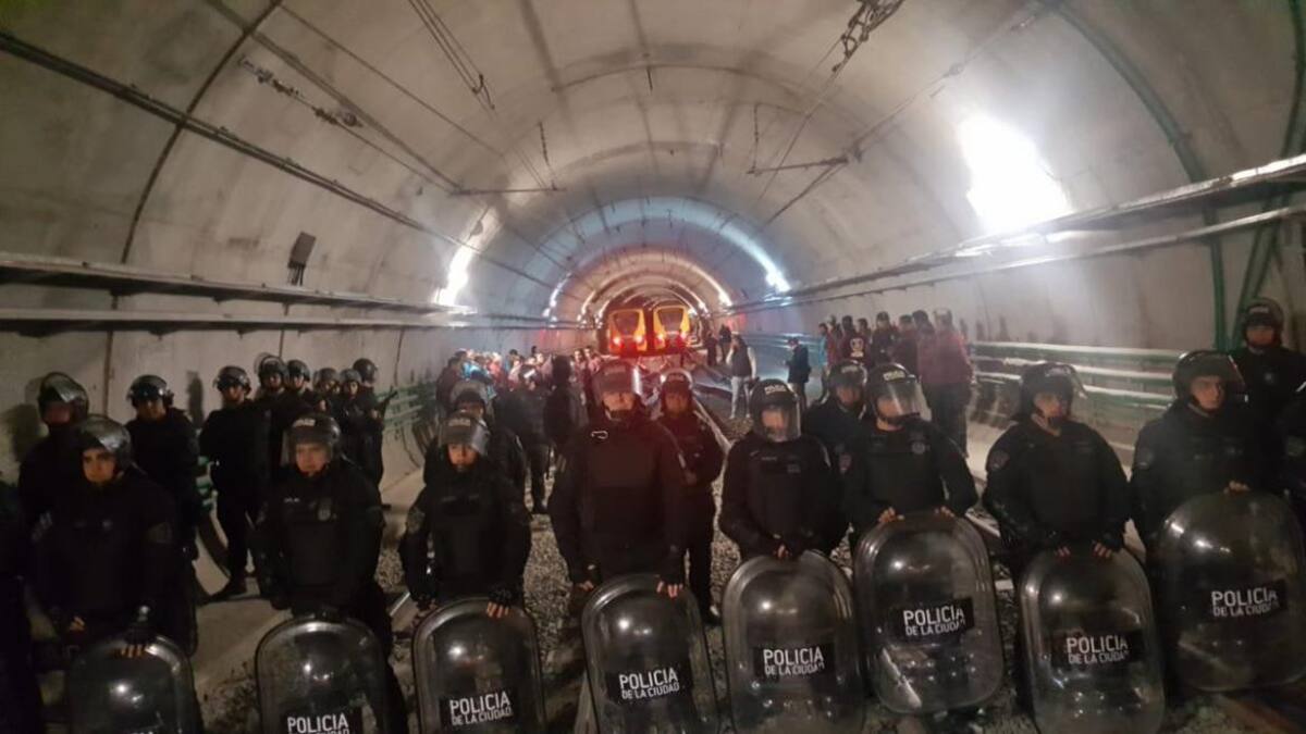 Tensión paro de subte