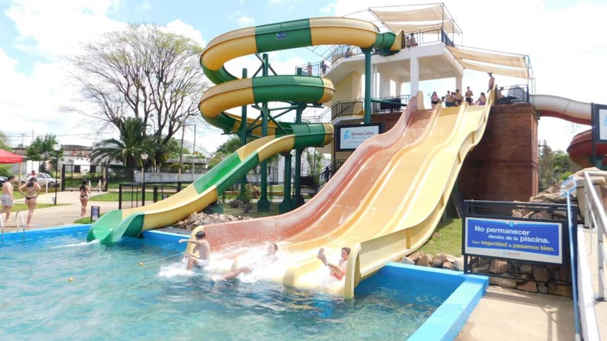 Toboganes gigantes y aguas termales: el paraíso acuático frente al río Uruguay ideal para ir en familia