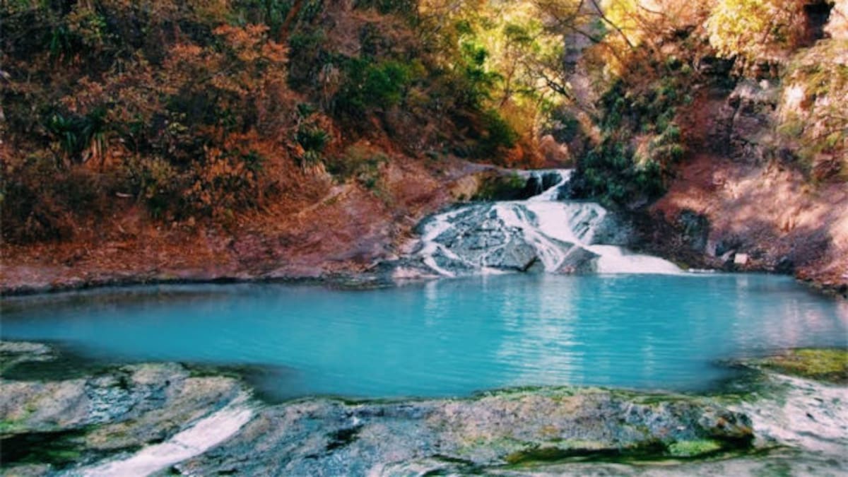 Escapada termal ideal para jubilados en invierno: por qué estas aguas turquesas solo pueden visitarse durante esta época del año