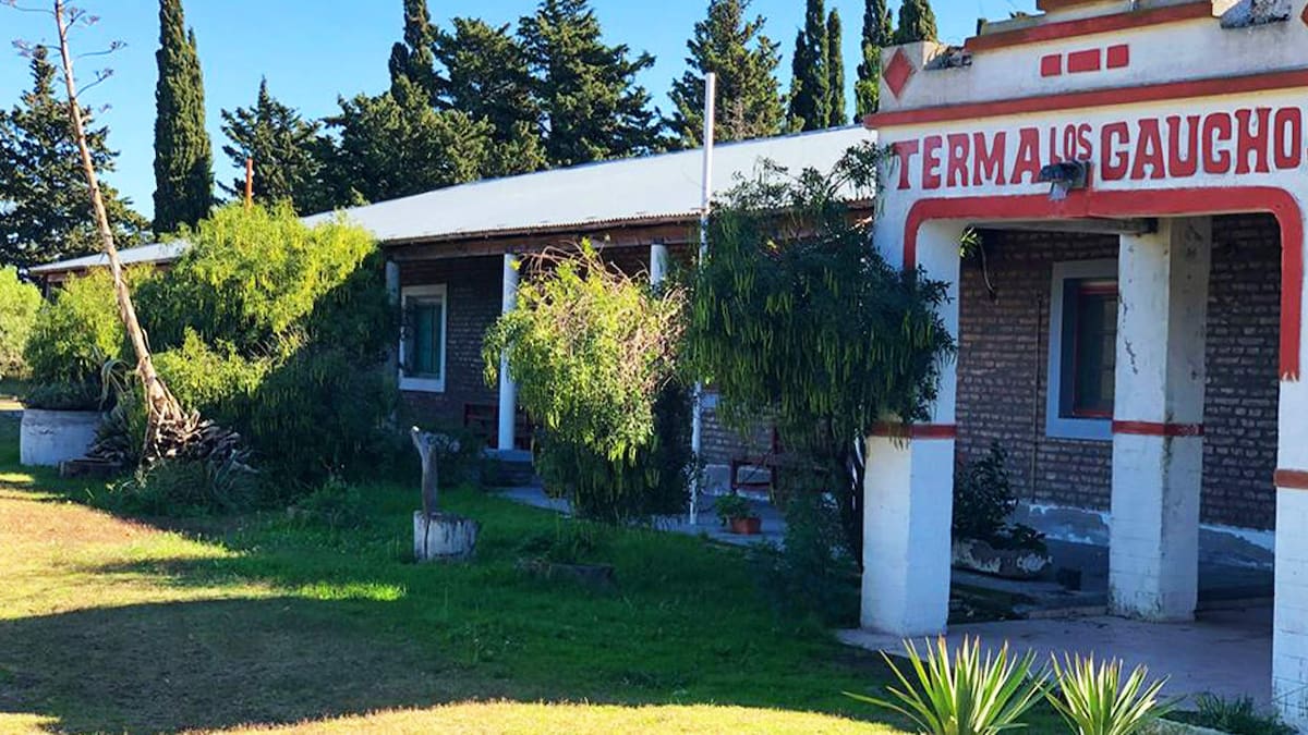 El histórico hotel termal escondido en Buenos Aires que es un paraíso de paz y salud para jubilados