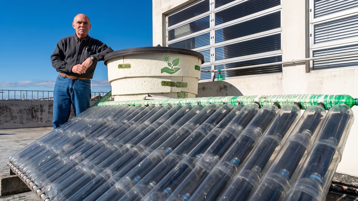 El calefón ecológico que reutiliza 264 botellas y 180 latas: el invento argentino que calienta agua con el sol