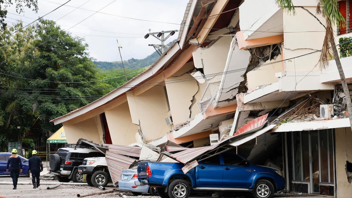 Socorristas caminan frente a una edificación afectada por el terremoto de magnitud 7,7 que sacudió el sureste de Panamá.
