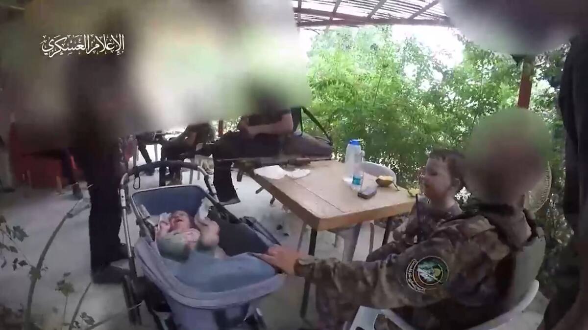 Terroristas de Hamas con niños israelíes secuestrados. Foto: Captura de video.