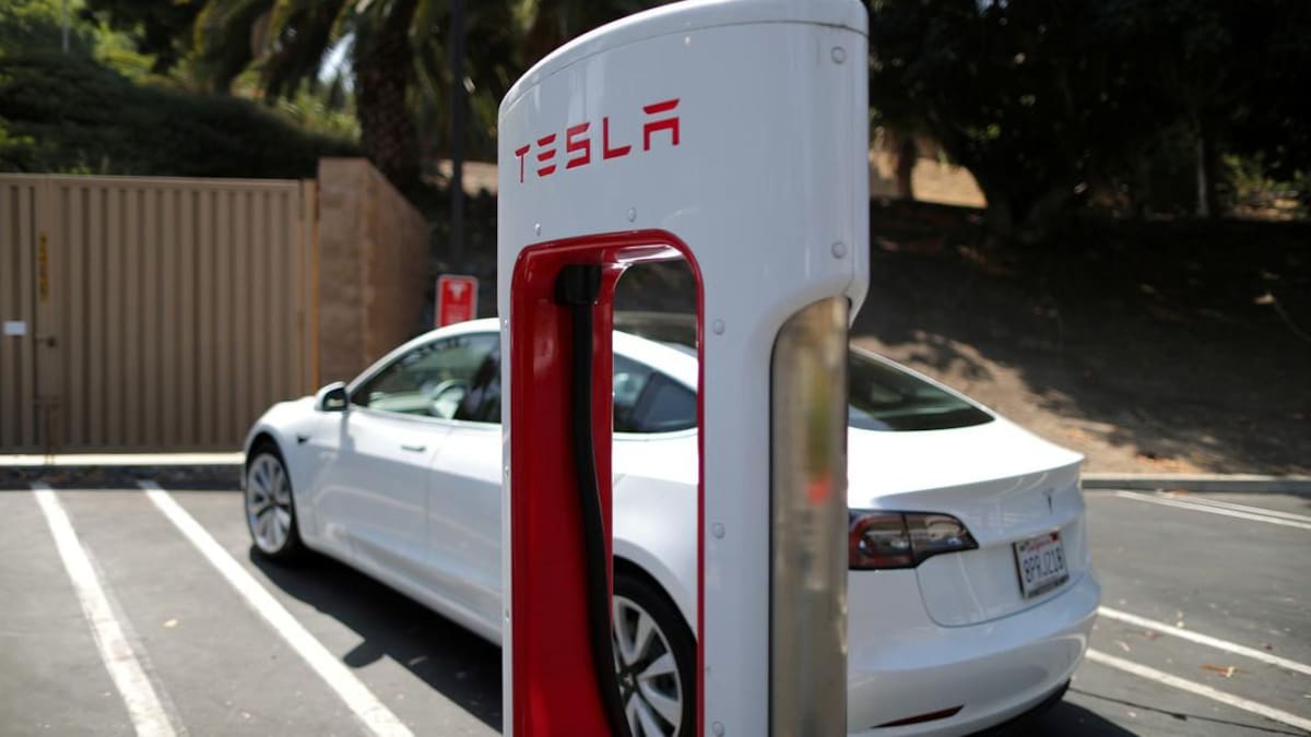Por qué un Tesla de U$S25 mil "pone el último clavo en el ataúd de los autos que funcionan con derivados del petróleo"