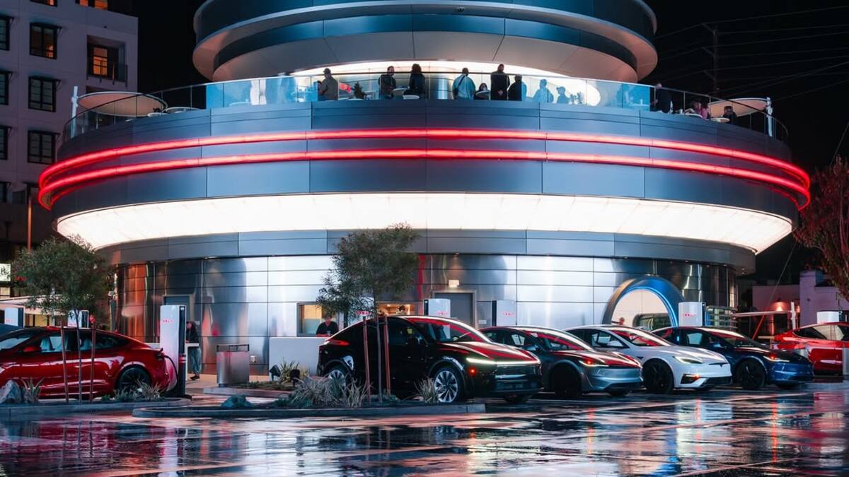 Tesla Diner, el nuevo restaurante de Elon Musk con robots, pantallas gigantes y puntos de recarga para autos eléctricos
