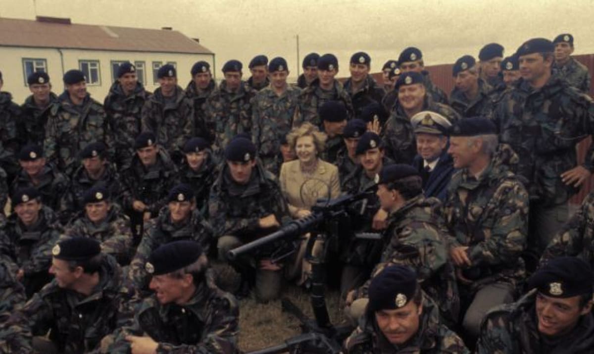 Thatcher con tropas en las Malvinas en 1982. Foto: Daily Mail