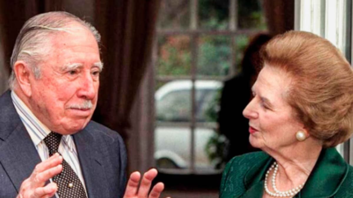 Thatcher en una visita a Pinochet durante su arresto domiciliario. Foto: "Herself Alone"