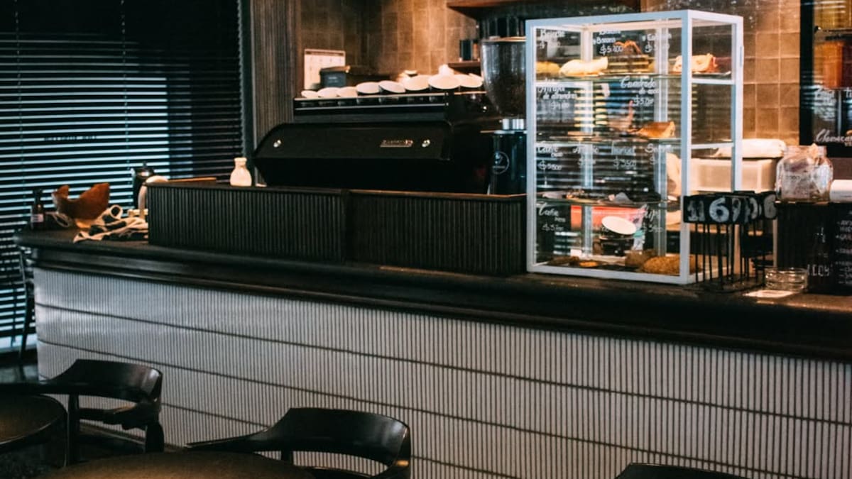 El barrio porteño que transformó una embajada en un polo gourmet: la joya escondida con café de especialidad, sushi y wine bar