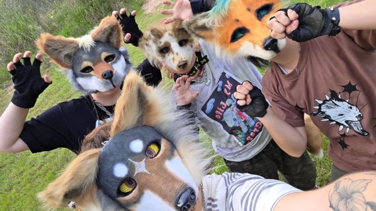 Se mueven en cuatro patas y usan máscaras de animales: qué son los therians y por qué se reúnen en las plazas argentinas