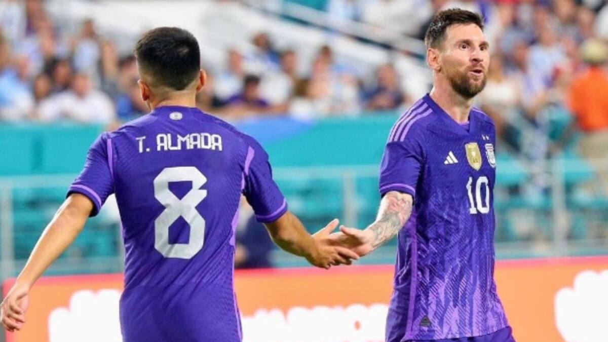 Thiago Almada y Lionel Messi, Selección Argentina. Foto: Reuters