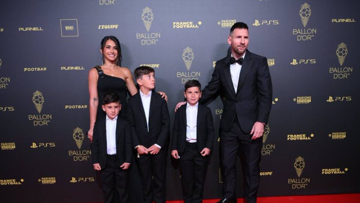 Thiago, Mateo y Ciro Messi en la gala del Balón de Oro 2023. Foto Twitter @mateo_messi20.