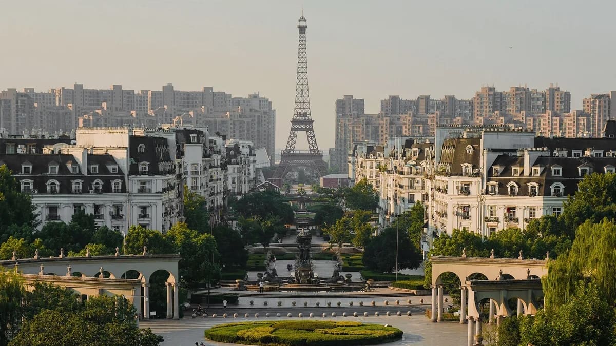 La “falsa París” de China que pasó de ciudad fantasma a furor turístico: el increíble caso de Tianducheng