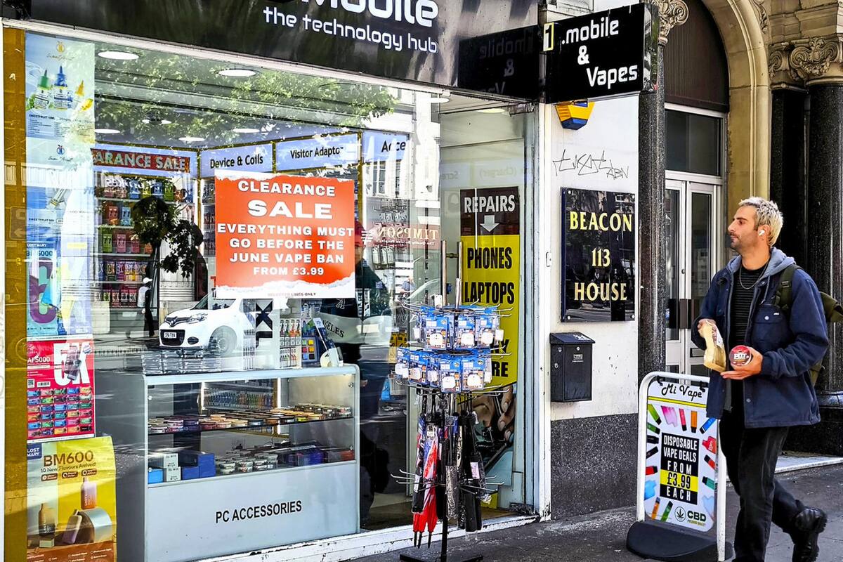 Tienda de venta de vapeadores en Londres, Reino Unido. Foto: Reuters/Guillermo Garrido.