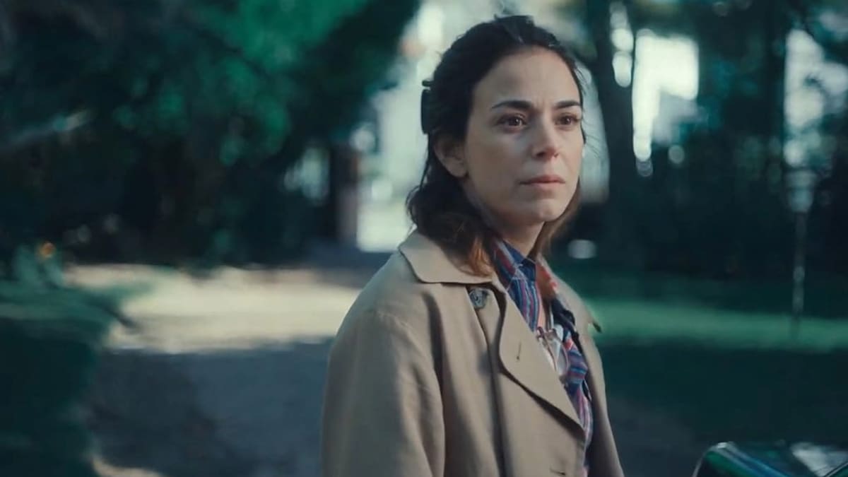 Tiene solo 6 capítulos, está basada en una novela y te atrapa desde el principio: combina misterio, drama y secretos familiares