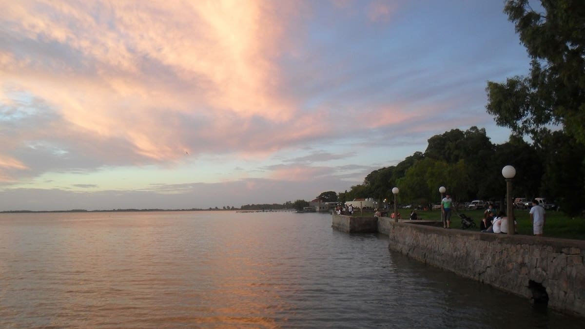 Tiene una laguna, calles arboladas y mucha historia: el pueblo perfecto para visitar un fin de semana, a poco más de 1 hora de CABA