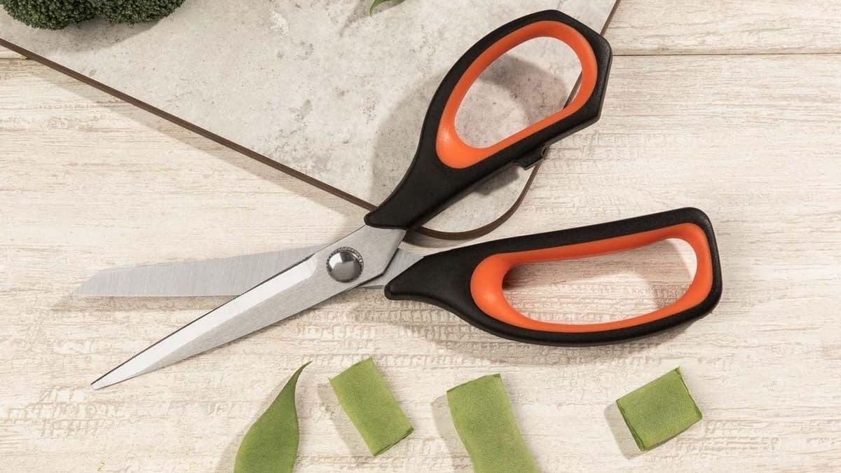 Cómo afilar las tijeras en casa: el truco fácil con una aguja que mejora el filo en menos de un minuto