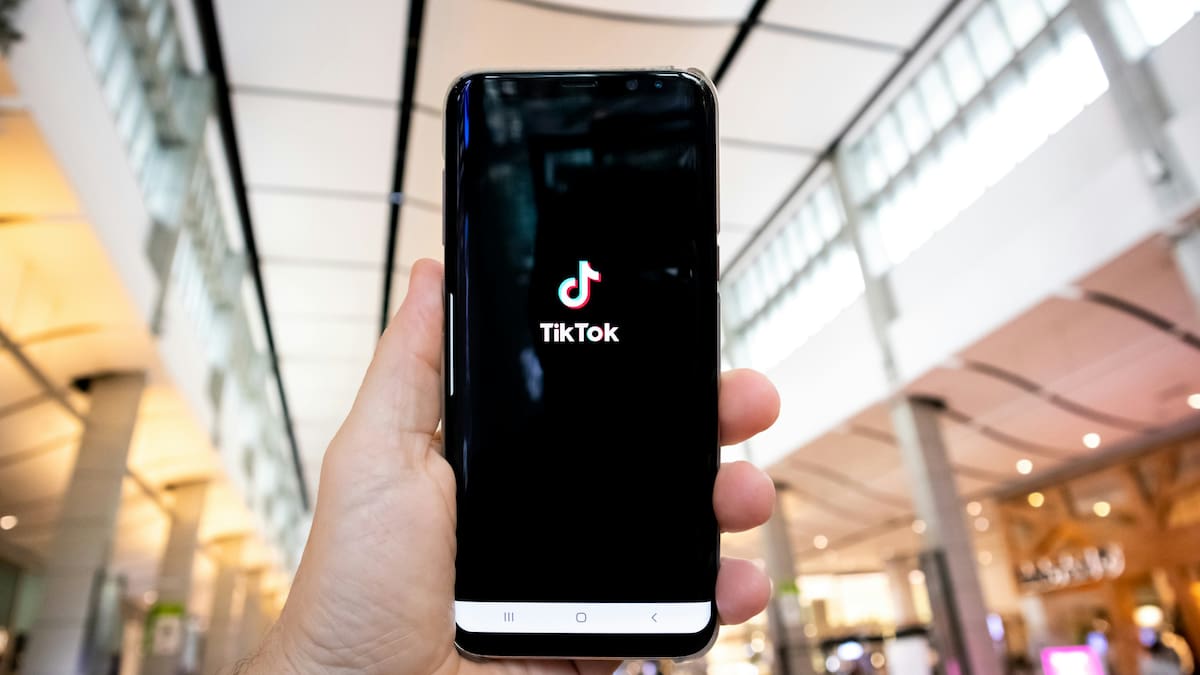 TikTok ya etiquetó más de 3.000 millones de videos creados con IA: cómo busca identificar el contenido artificial