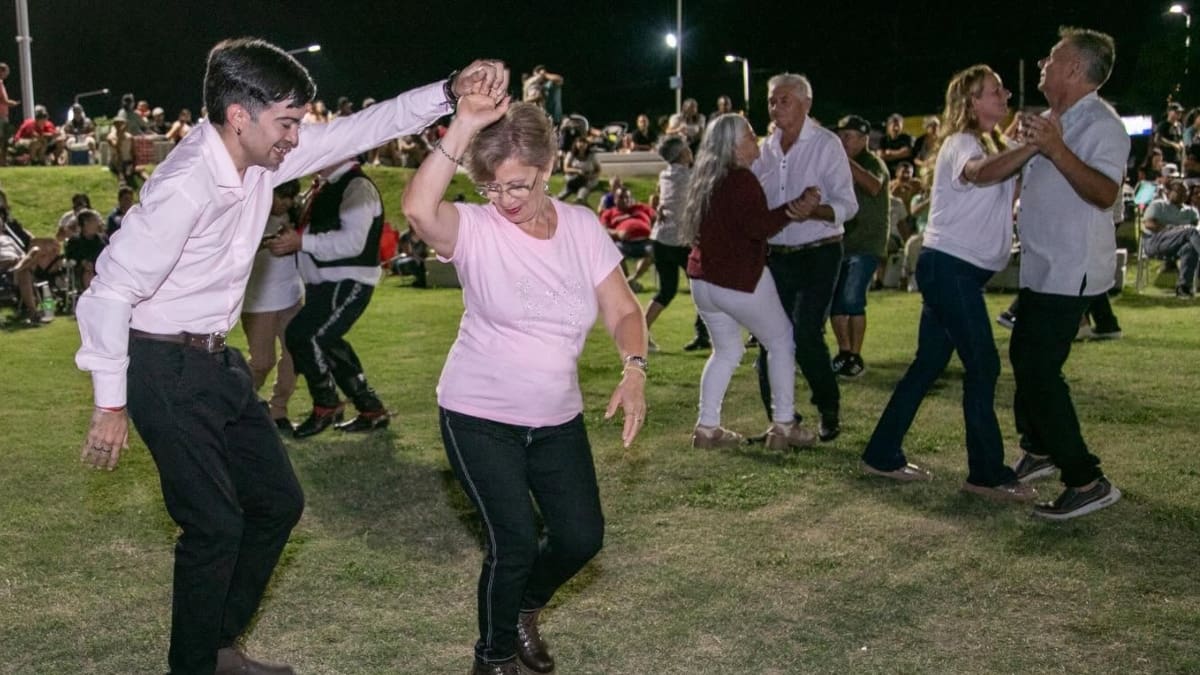 Gente bailando en el pueblo Timbúes, en Santa Fe.