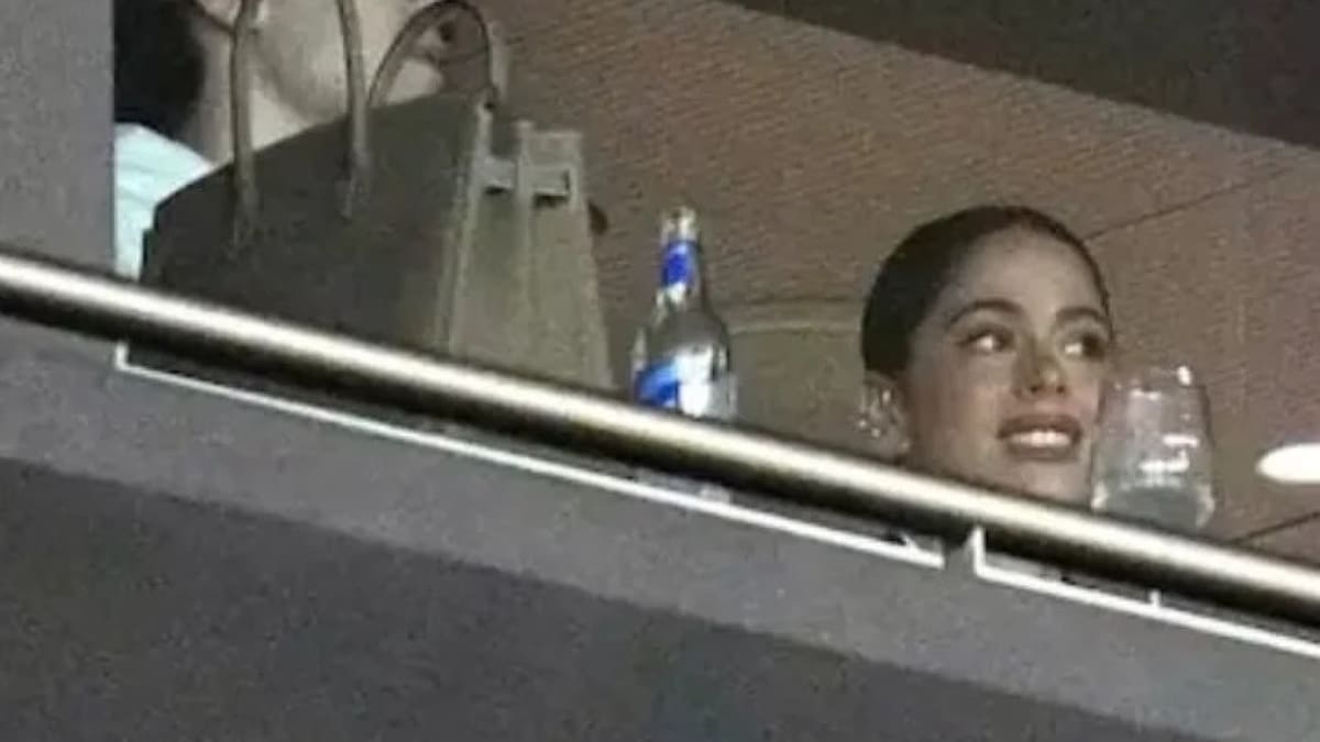 Tini Stoessel viendo a Rodrigo De Paul en el Wanda Metropolitano.
